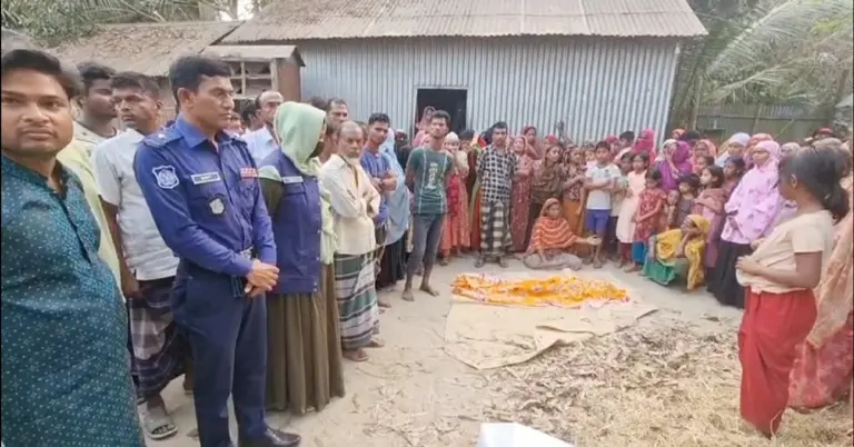 শিশুটির মরদেহের পাশে স্বজনদের শোক